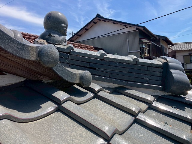 小さな隅棟の下の漆喰